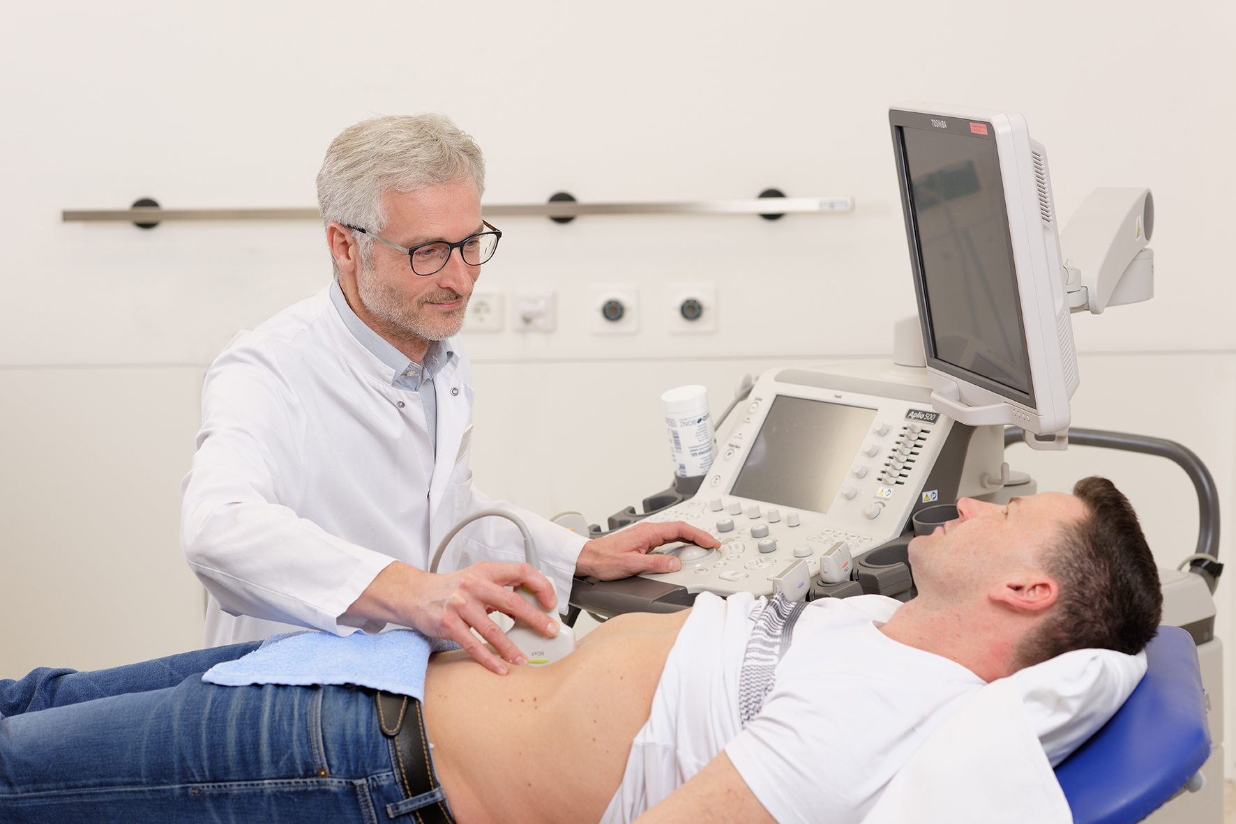 Arzt beim Ultraschall